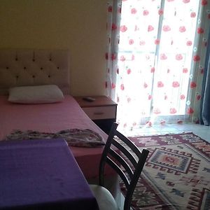Zimmer mit Kingsize-Bett